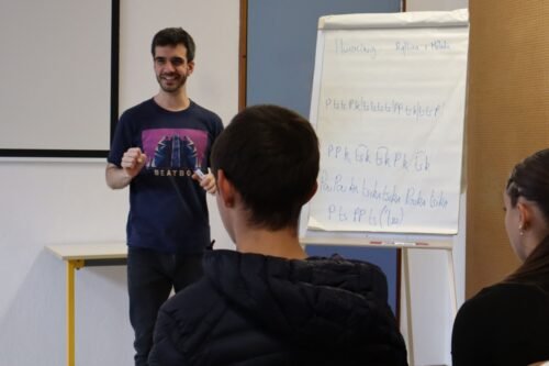 cours de beatbox, le chanteur devant un tableau blanc