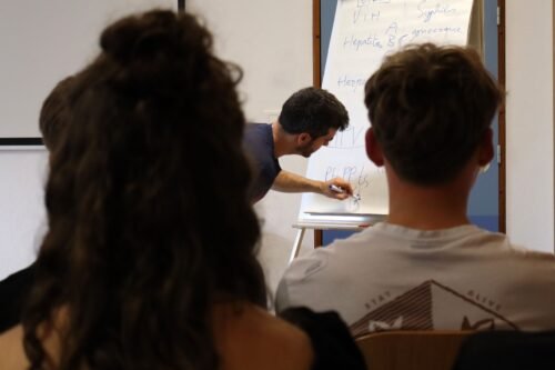Le beatboxer inscrit la partition sur le tableau blanc