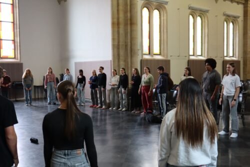 Les élèves en rond avec les chanteurs