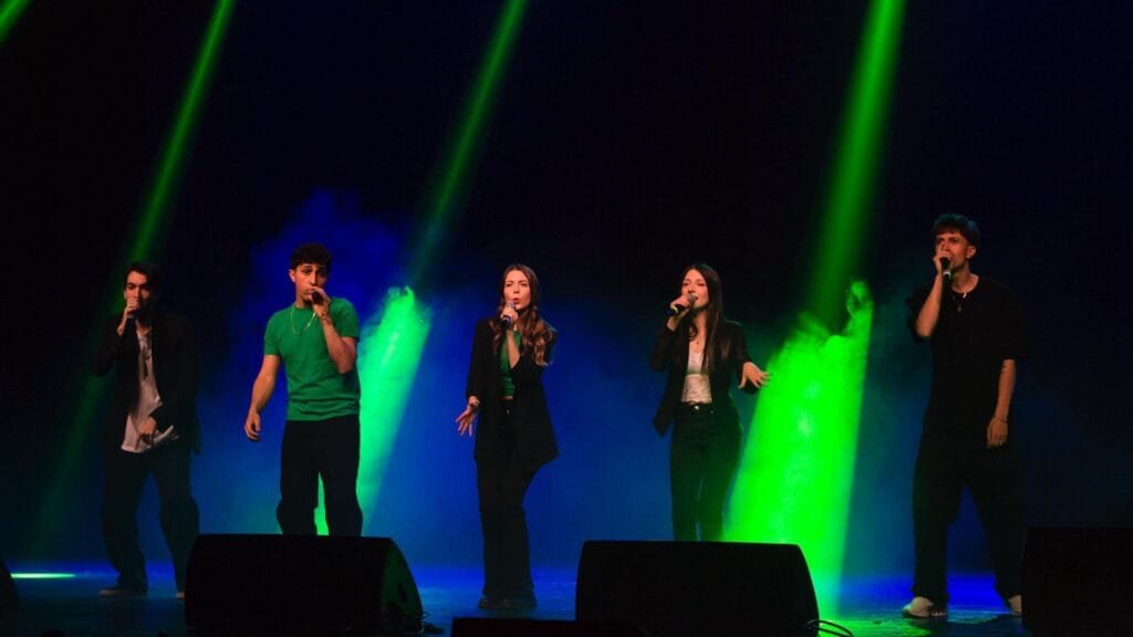 5 jeunes chanteurs sur scène