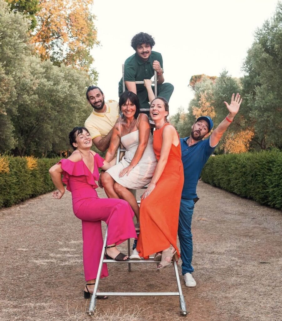 Six chanteurs sur un escabeau