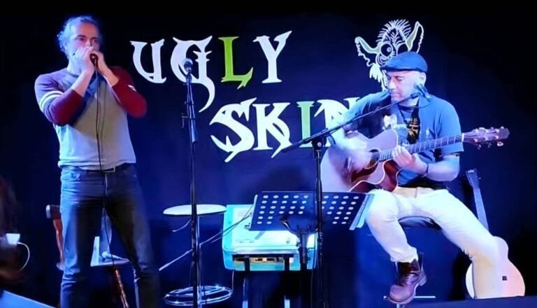 Un guitariste et un harmoniciste du groupe ugly skin