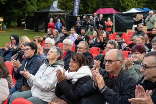 Le public dans le parc applaudit Bleu Minuit