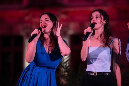 deux chanteuses du groupe