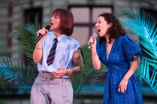 deux chanteuses du groupe