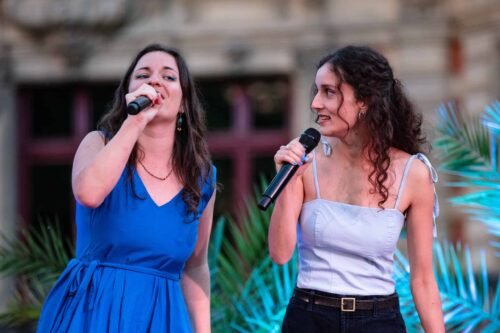 deux chanteuses du groupe