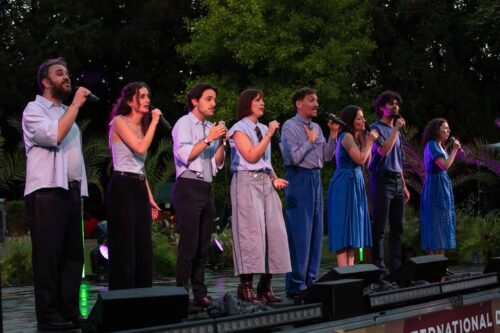 le groupe bleu minuit sur scène, la nuit commence à tomber