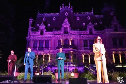 Quatre chanteurs devant un château