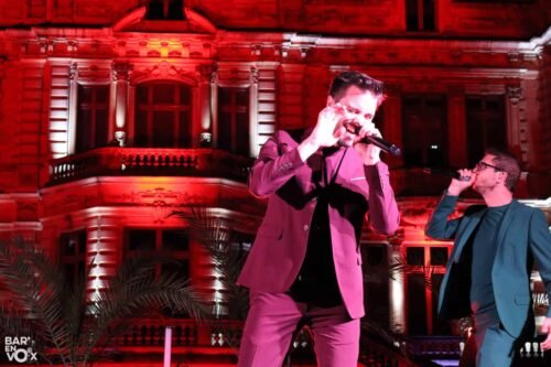 2 chanteurs devant l'entrée du château