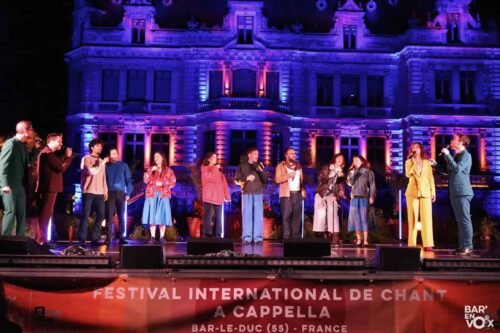 Douze chanteurs de rebel bit et bleu minuit sur scène devant le château de MArbeaumont