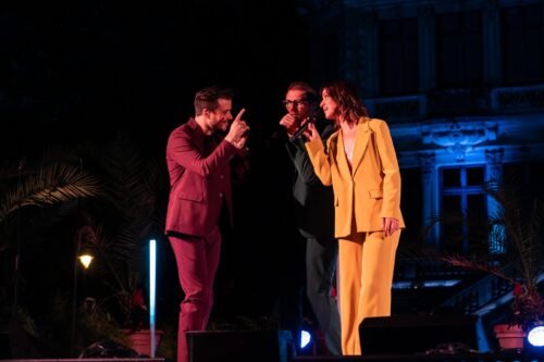 3 chanteurs chantent regroupés en demi-cercle