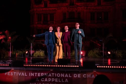 4 chanteurs saluent le public