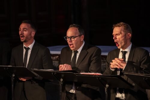 Trois chanteurs du groupe doigts croisés