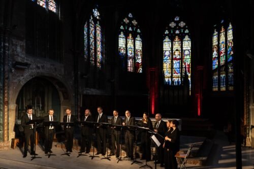 Le groupe complèt devant les vitraux de l'église Saint-Antoine