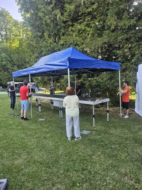 6 personnes installent un barnum