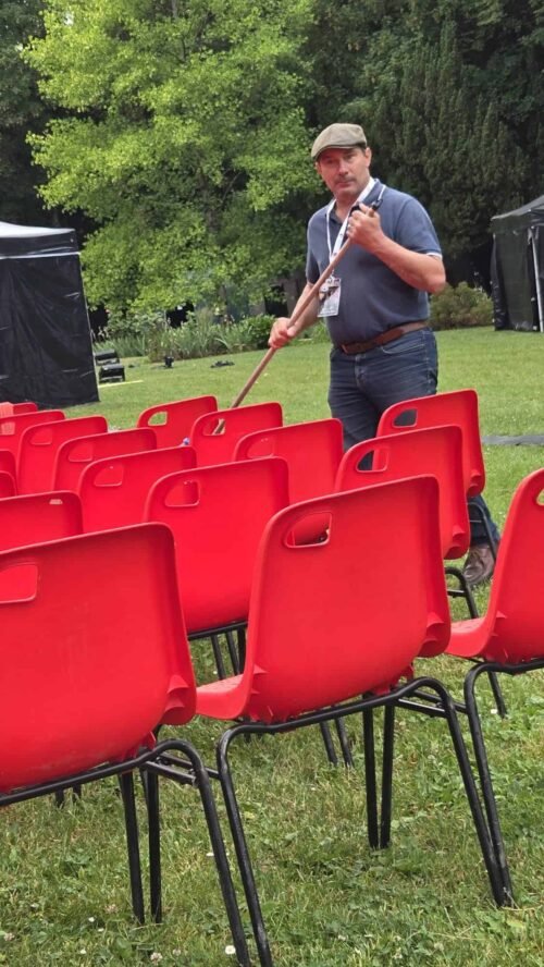 Bruno retire l'eau des chaises
