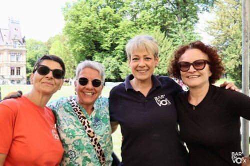 4 femmes posent en souriant
