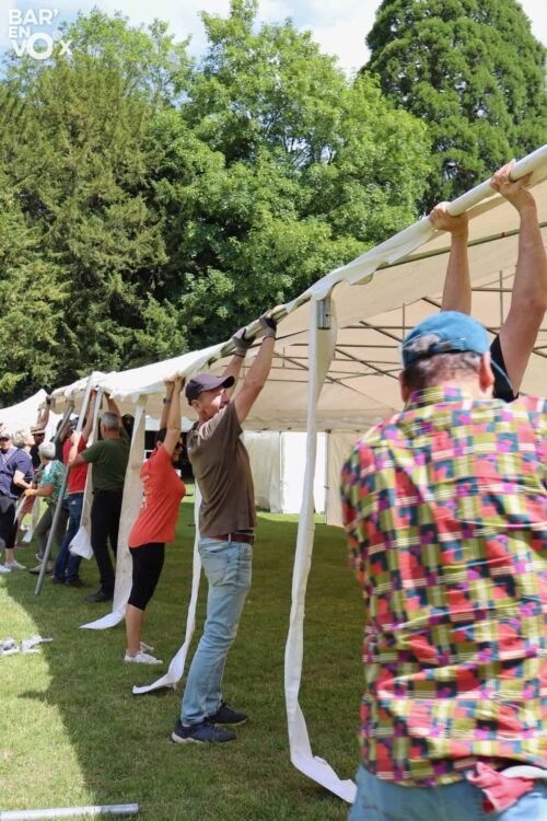 10 personnes soulèvent le barnum de 14m pour l'installation