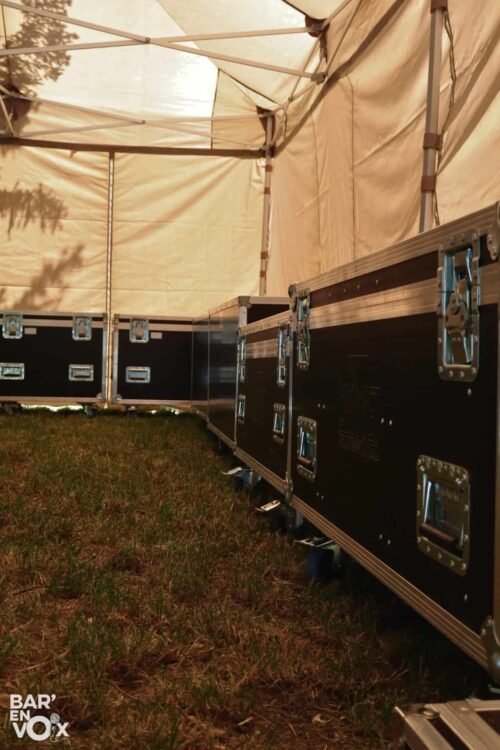 les flightcases sous un barnum
