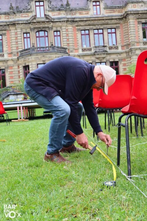 JP marque au sol l'emplacement des chaises