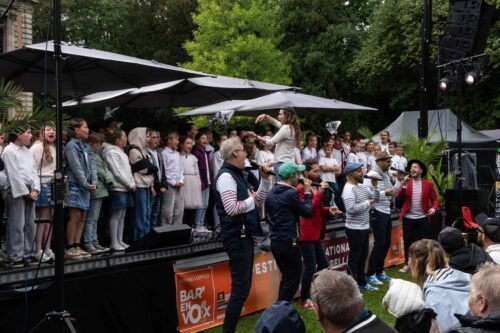 Opus jam devant la scènes, les enfants chantent sur scène