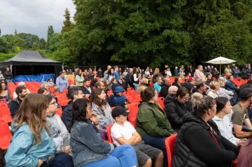 Les parents assis se protègent de la pluie