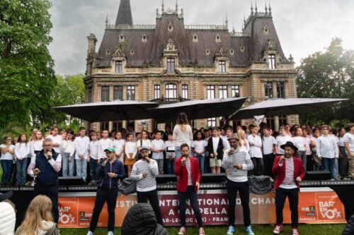 les enfants sur scène avec le groupe opus jam en premier plan