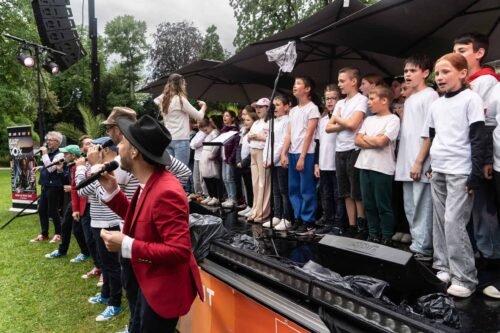 Opus jam devant la scènes, les enfants chantent sur scène